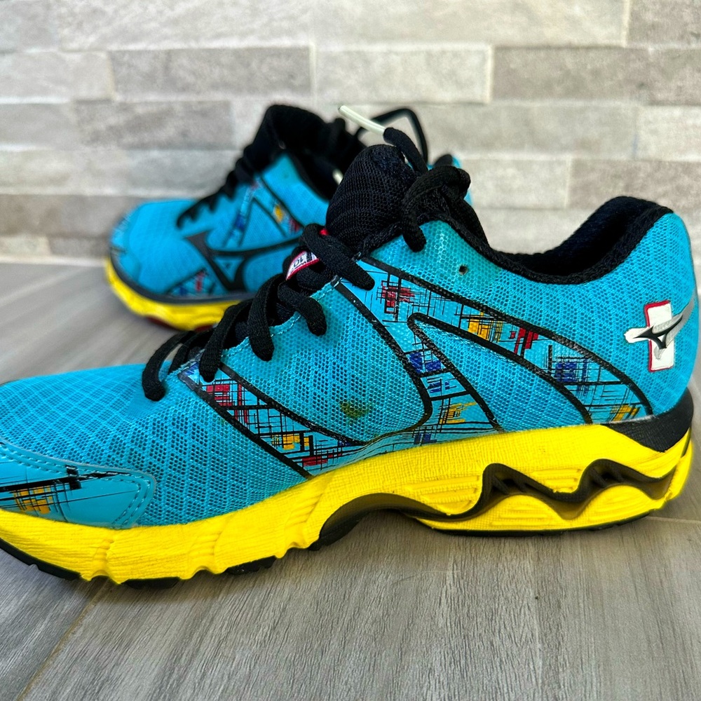 Mizuno Wave Inspire Running Shoe- 6 Womens